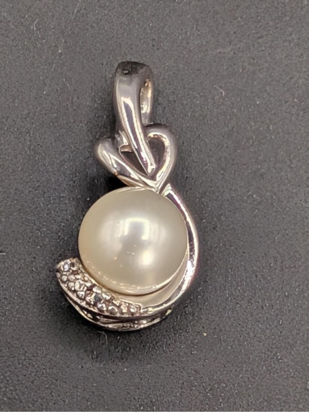 Vintage 925 Sterling Silver Pearl Pendant Heart Bale Cubic Zirconia CZ 1.83g